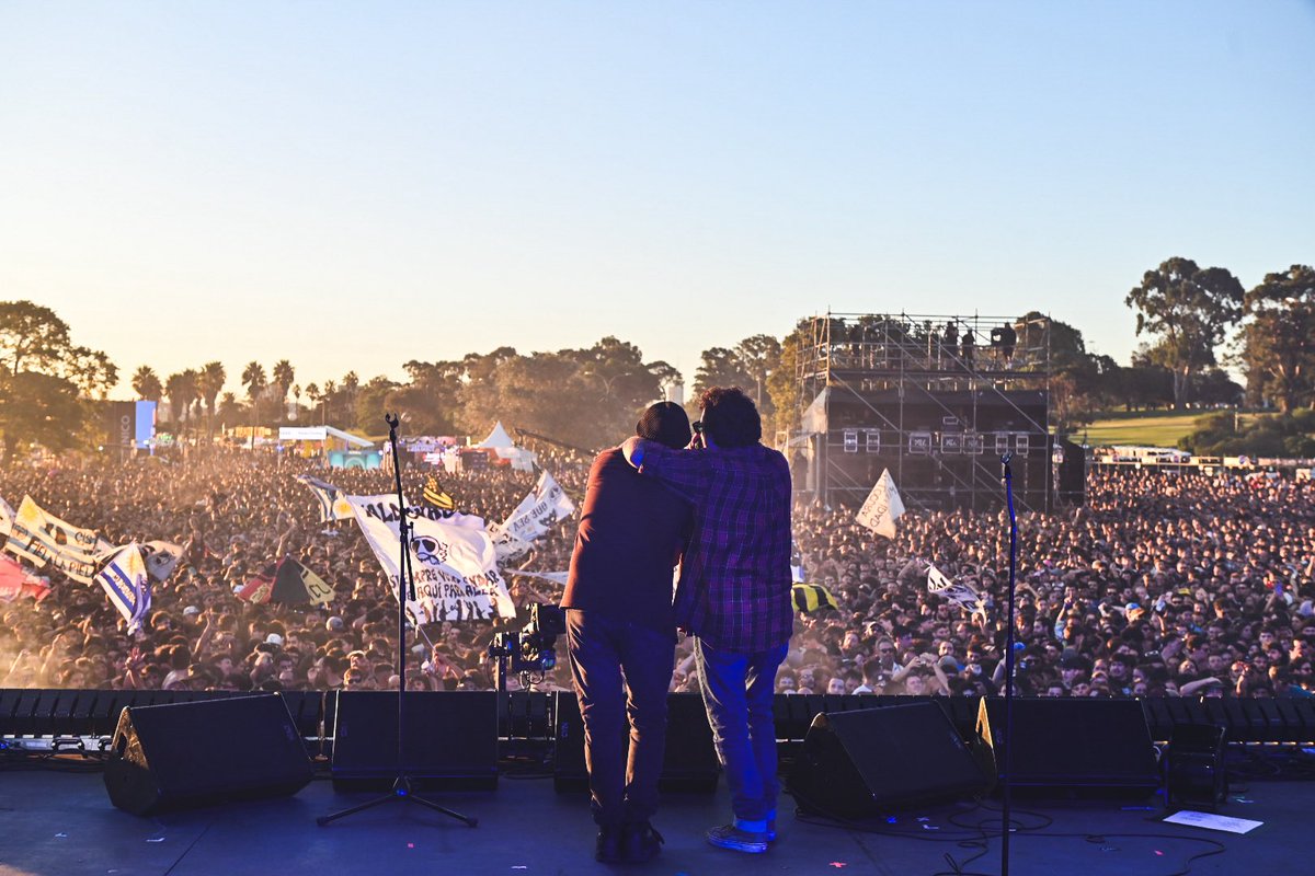 LaVela_Oficial's tweet photo. Tremendo atardecer en el @CosquinRockUy !!
Muchísimas gracias gurises!! 

🇺🇾🗓22/03 
Rambla de Punta Carretas

#lavelapuerca  #lavelapuerca30 #lvp30
🐽🐽🐽 https://t.co/hGLDhITYxU