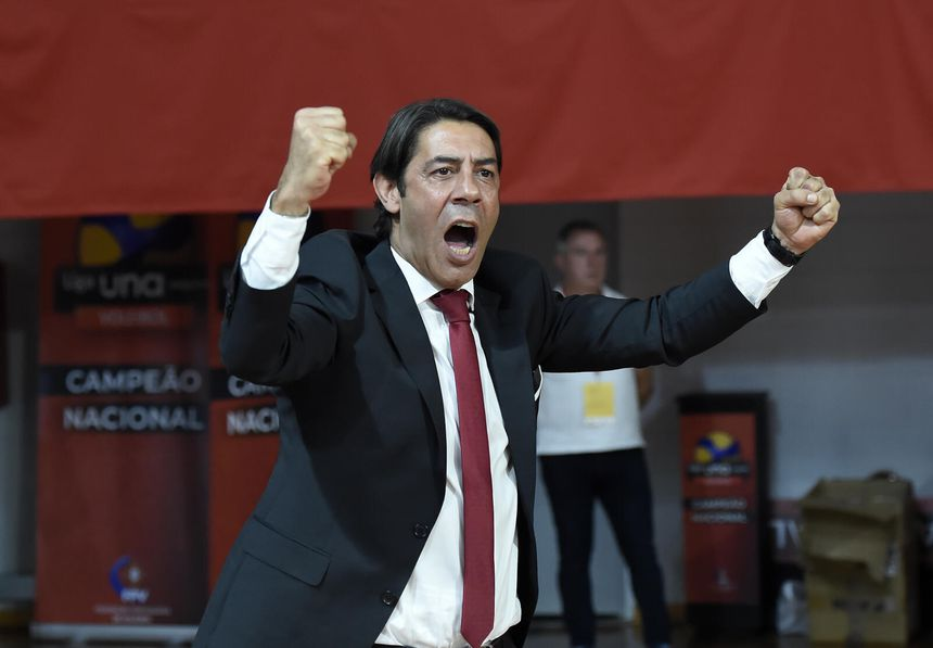 Os outros souberam encostar o presidente mais titulado do mundo, "nós" decidimos manter o menino da lágrima. 

+ de 100 milhões gastos, para garantir um 3º lugar, os próximos anos vão ser incríveis. 

O verão de 2026 vai ser, tenebroso.