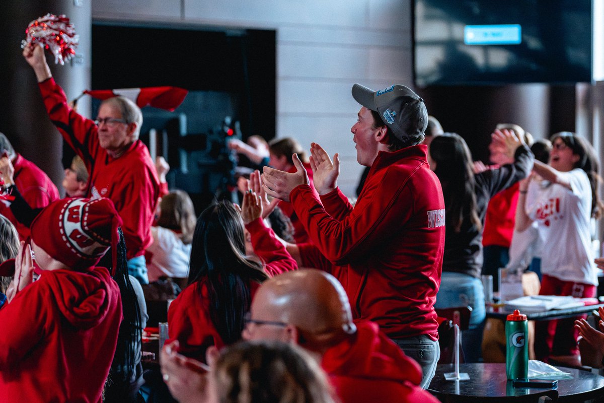 UWBadgers's tweet photo. HANG THE (NINTH) BANNER 

#WFrozenFour x @BadgerWHockey https://t.co/EfhORe9S43