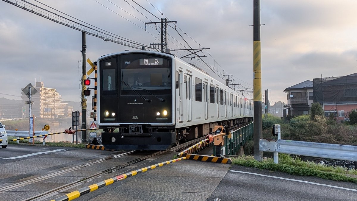 おはようございます。 雨上がり 低い霧に覆われています🌫️ 筑肥線は7:50現在、平常通りに運行中です。 310C～311C〜316C E14 ...