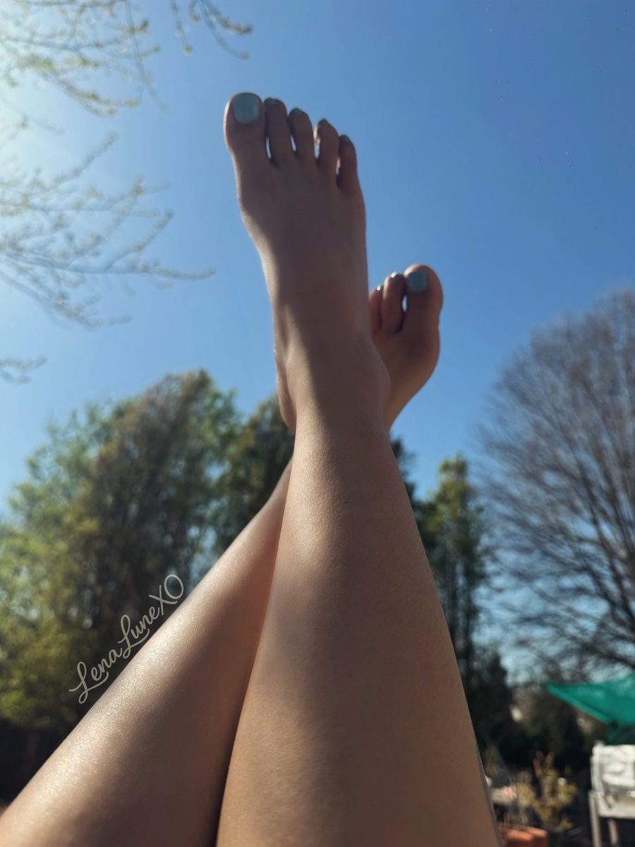 LenaLuneXO's tweet photo. Letting these pretty little toes get some fresh air  #feetfetısh #feetoutside #bluetoenails https://t.co/b2xGzxmTPp