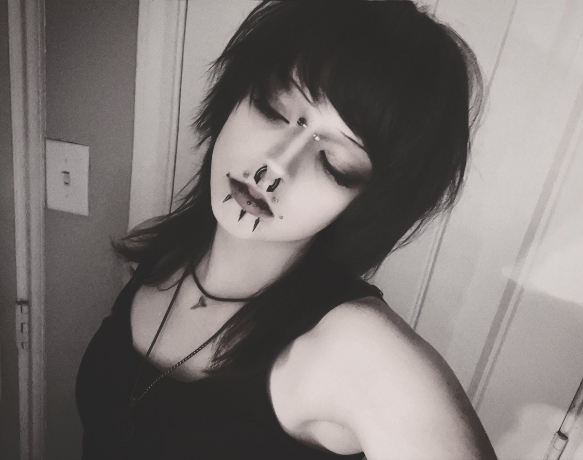 Lucid_Cemetery's tweet photo. Black n White https://t.co/qqmAOmnOP3