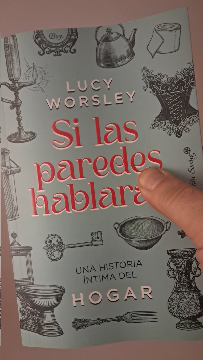 Alberto Olmos sujetando libros tweet media