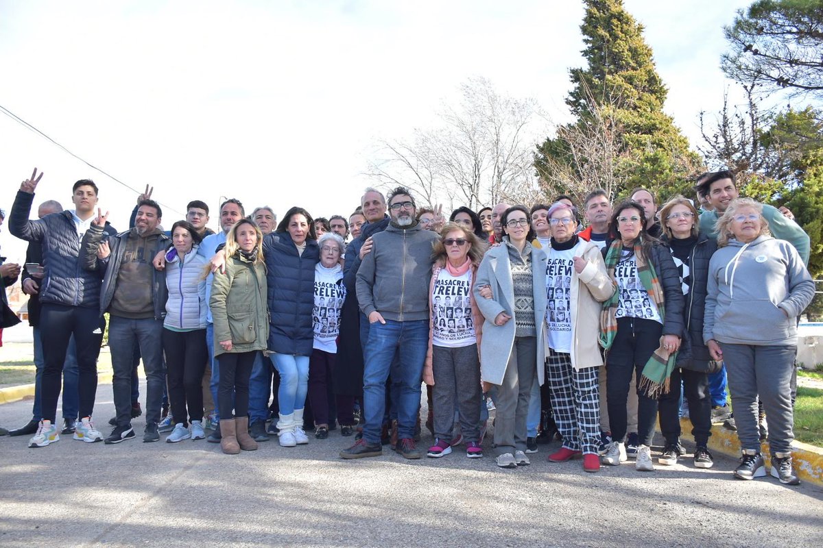 30.000 compañeros  desaparecidos presentes!!! 
#familiaresdelamasacredetrelew