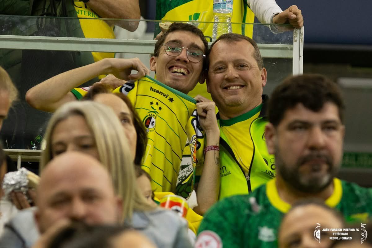 Albertoruiiizz's tweet photo. Porque al fin y al cabo si es verdad que solo entiende mi locura quien entiende mi pasión 
Siempre JPI nunca nos deis por muertos porque estamos más vivos que nunca🥱💛💚 🏆🏆🏆🏆 https://t.co/hJQYiCAm8Y