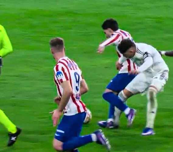 (fan) REAL MADRID FANS 🤍 tweet media