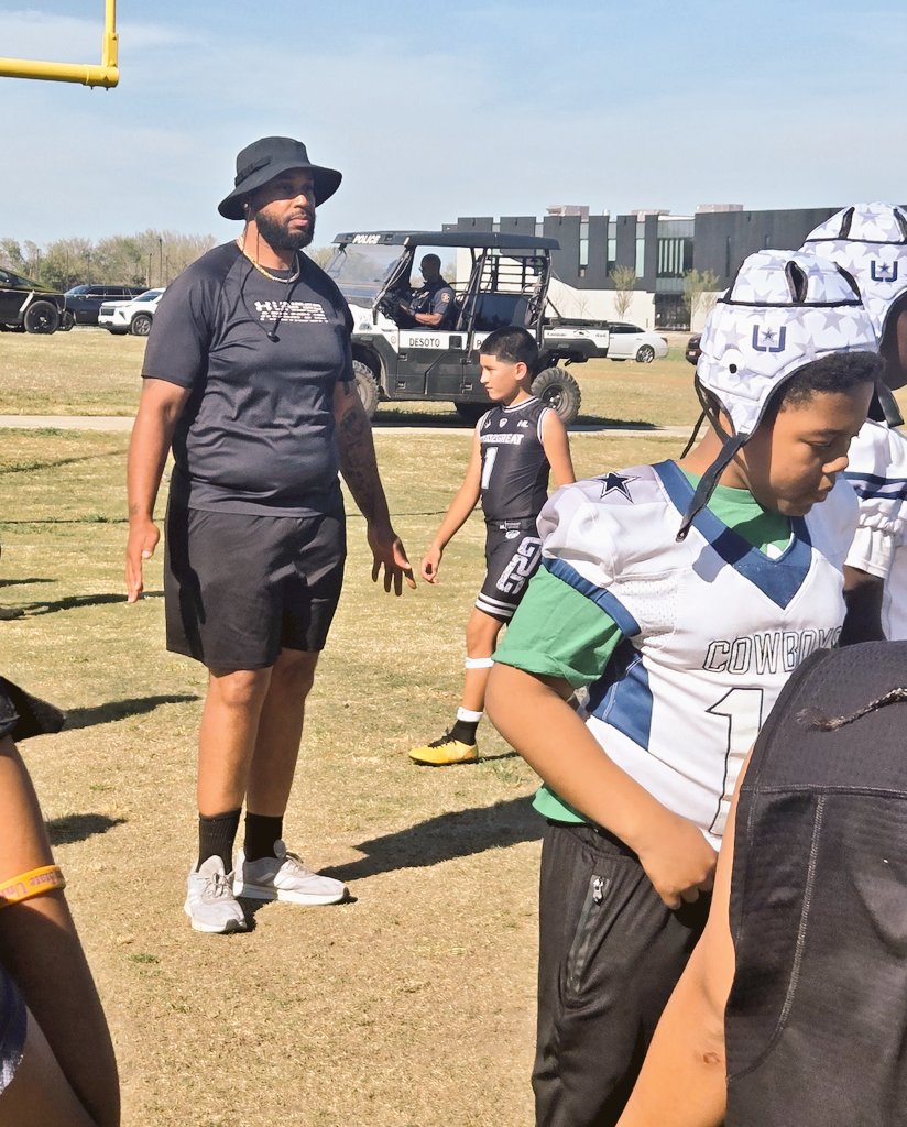 Coach_Mi_21's tweet photo. Thanks @CoachsacksDent for coming out &amp; teaching the young linemen some day 1 technique as well as judging our 1v1 event https://t.co/toUWo3KEBu