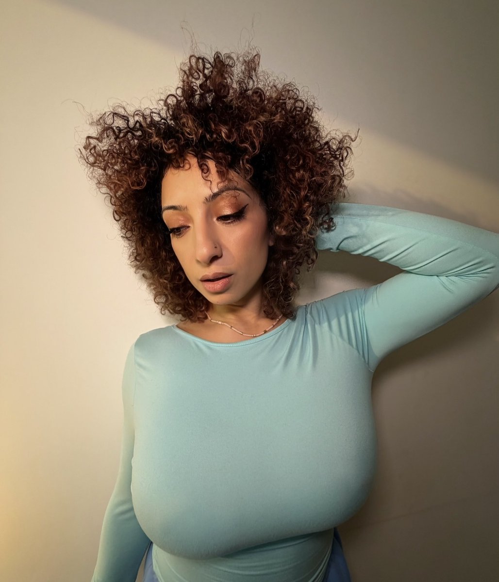 SOPHIA VEE tweet media