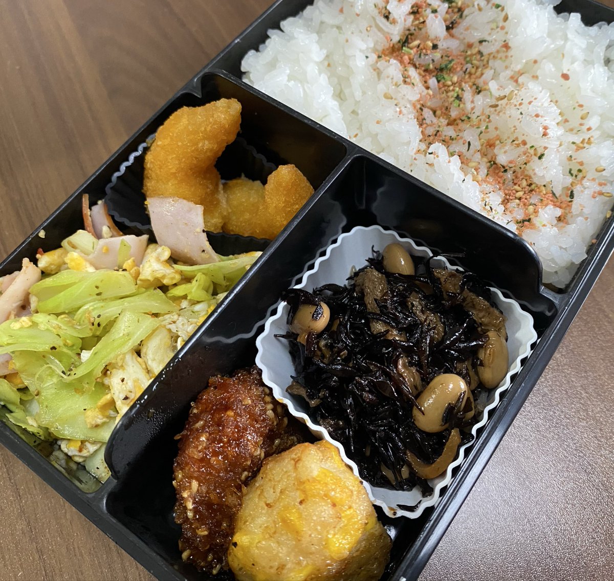3/23
ひじき煮、トリマヨ、とうもろこし揚げ、エビフライ、キャベツ炒め🍱

3連休は天気がよく、ずっと外に居ました☺️
長男のサッカーの試合では、PKになり、見事にシュートを決めたので感動しました🥹親目線のPK、ドキドキハラハラだいぶしんどいです…🫠⚽️

#旦那弁当 #お弁当作り楽しもう部