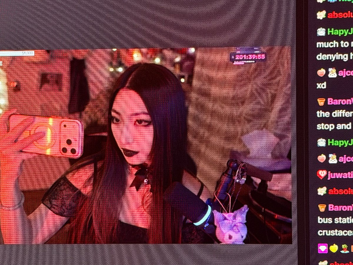 dalcompeachh's tweet photo. Tried goth makeup for the first time 🖤 https://t.co/37tu9jy6lE