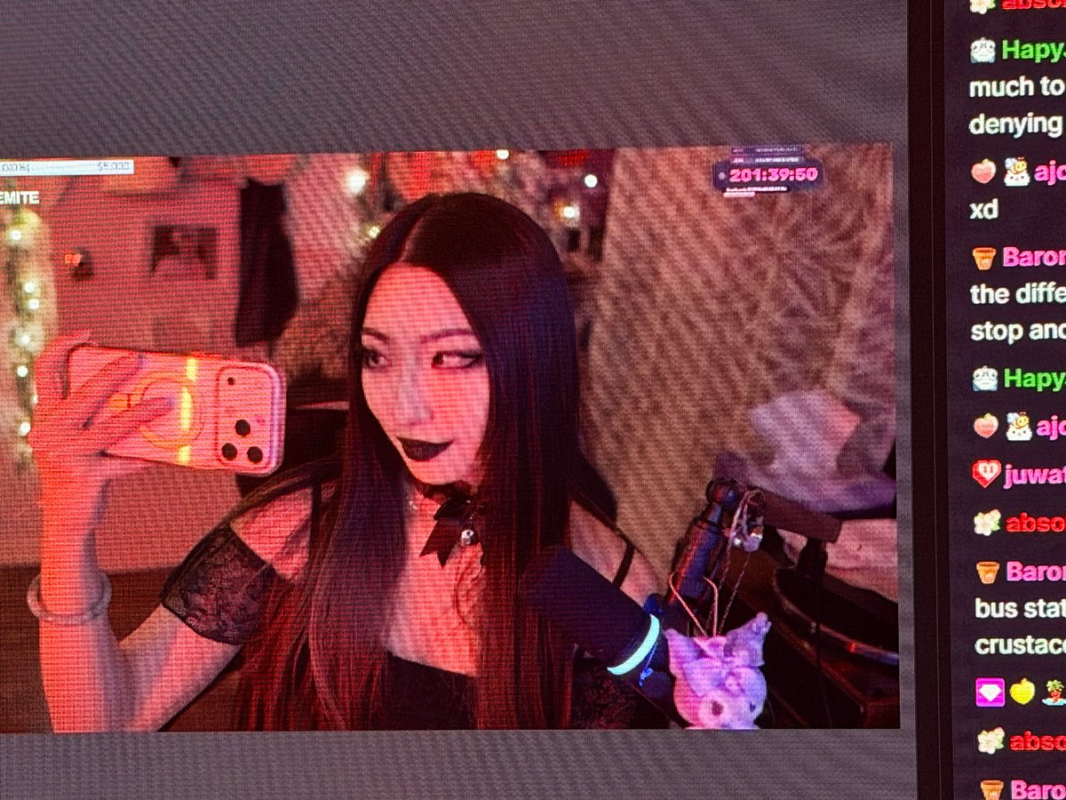 dalcompeachh's tweet photo. Tried goth makeup for the first time 🖤 https://t.co/37tu9jy6lE