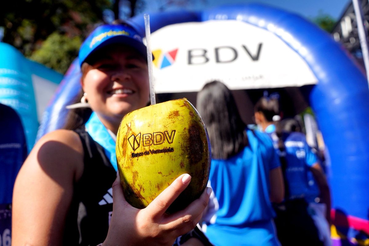 BcodeVenezuela's tweet photo. ¡Meta alcanzada! 🏁🏃‍♀️

El Banco de Venezuela estuvo presente en la carrera Farmatodo Corre, en su primera edición, impulsando a cada corredor. 

Desde nuestro stand, acompañamos la jornada para que el camino al éxito fuera más refrescante. 💧✨

¡El BDV sigue apoyando el bienestar y el deporte! 🇻🇪💪