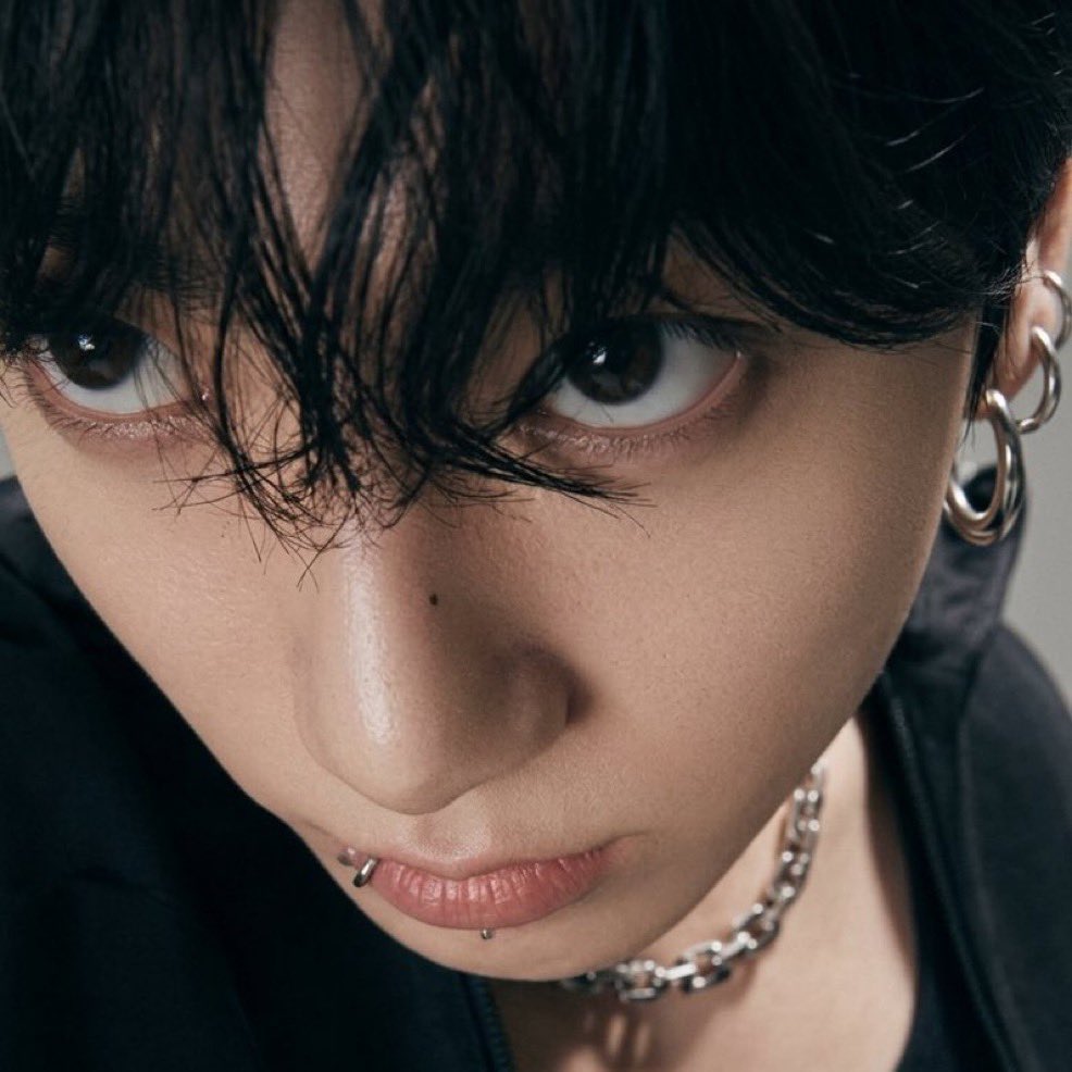 Busykoogir1's tweet photo. This Jungkook photo card selling albums😭
I mean I get it. https://t.co/X32IgiPfZ2