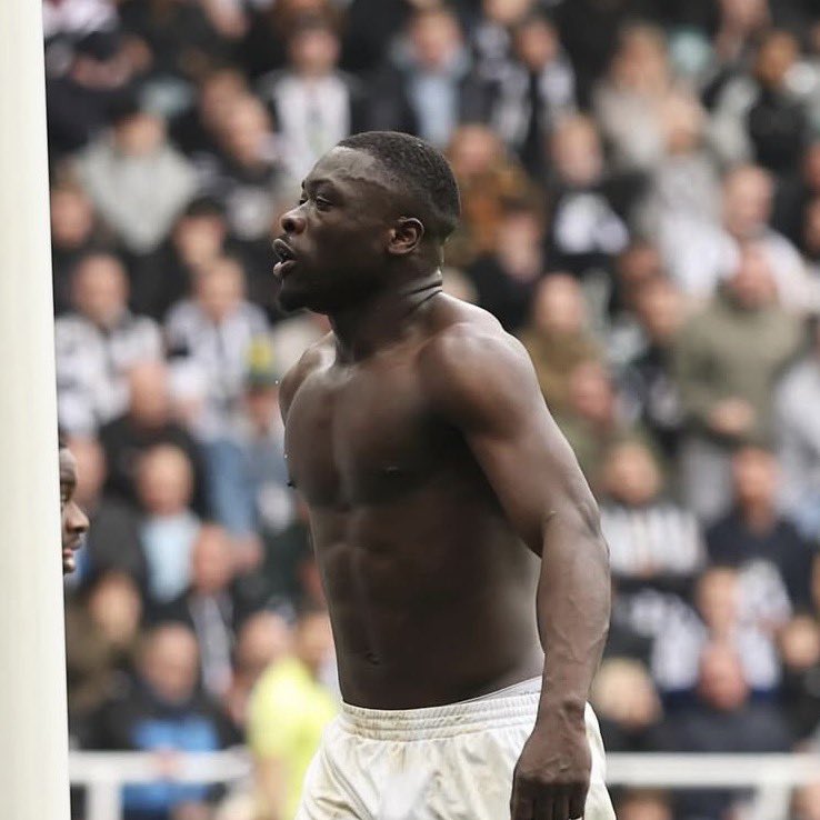 JacobHorsfall_'s tweet image. Just finished my rewatch of the Newcastle vs Sunderland game. 

Some key stuff I noticed:

- Newcastle’s in possession plan was centred around pulling Sunderland narrow in the mid third via carries and getting hall in space (worked a few times)
- Brobbey &amp;amp; Sadiki worked so well