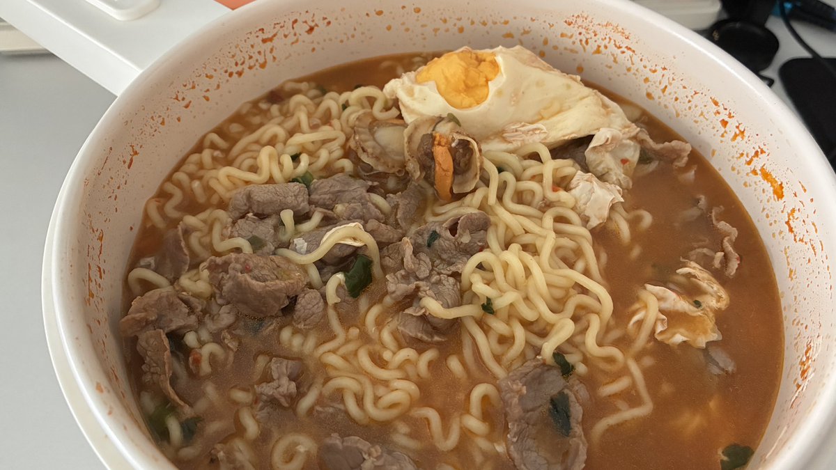 AAA小财神来咯来咯左手抓金元宝右手抱聚宝盆脚踩祥云头顶福数钱数到手抽筋咯什么手抽筋了要不要我给你按 tweet media