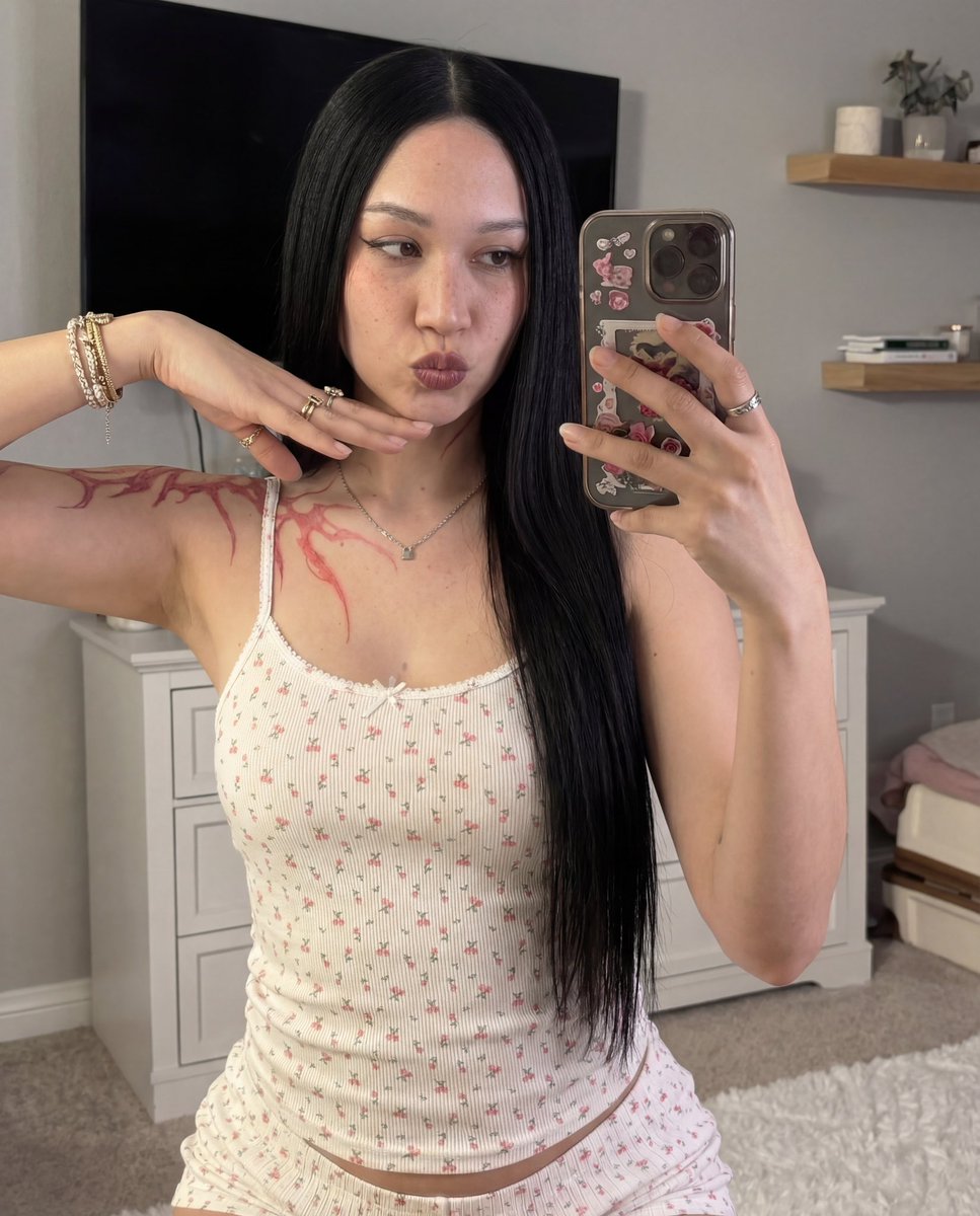 Electra’s Size Comp 🍆 vs 🤏🏻 tweet media