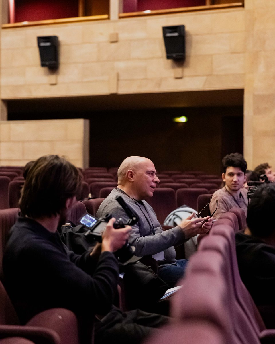 AlessioBucci2's tweet image. Il 24' #FKFF non è solo  cinema ma è un approccio alla cultura coreana. E'  facile trovarsi nel foyer con #HaMyungmi, regista di #hallan che si complimenta per la domanda che le hai appena posto ed è felice di fare un selfie insieme a te.
FKFF è un microcosmo ti conquista.