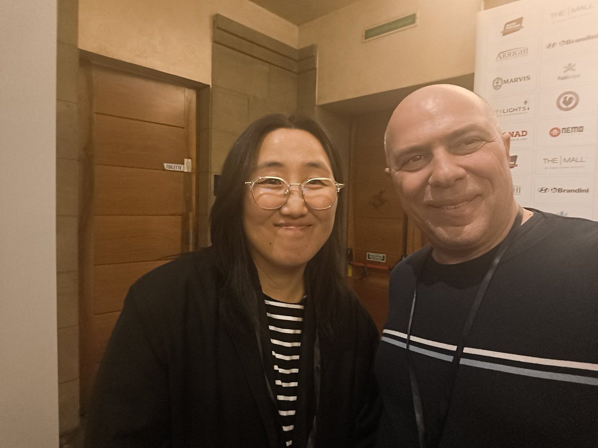 AlessioBucci2's tweet image. Il 24' #FKFF non è solo  cinema ma è un approccio alla cultura coreana. E'  facile trovarsi nel foyer con #HaMyungmi, regista di #hallan che si complimenta per la domanda che le hai appena posto ed è felice di fare un selfie insieme a te.
FKFF è un microcosmo ti conquista.