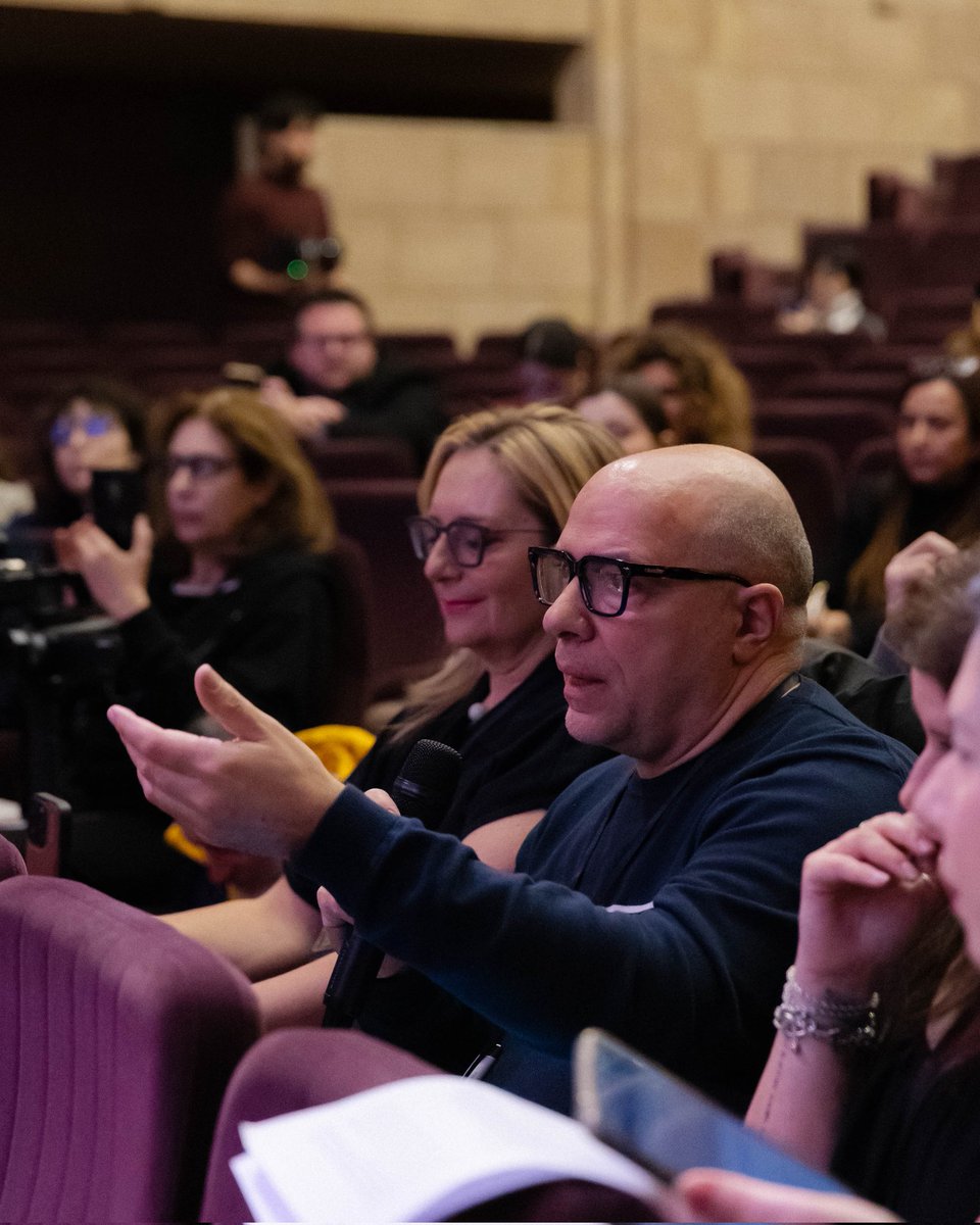 AlessioBucci2's tweet image. Il 24' #FKFF non è solo  cinema ma è un approccio alla cultura coreana. E'  facile trovarsi nel foyer con #HaMyungmi, regista di #hallan che si complimenta per la domanda che le hai appena posto ed è felice di fare un selfie insieme a te.
FKFF è un microcosmo ti conquista.