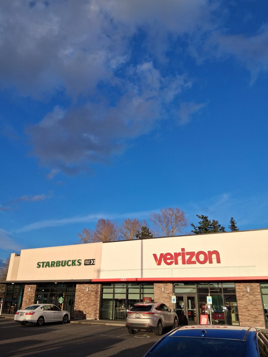 春休みということでアメリカまで日帰りドライブ
ちょっとしたモールで必ず眼にする #verizon ベライゾン. 世界最大級の通信事業会社. アメリカで知らない人はいないが, ハンドボール🇺🇲代表チームのメインスポンサーだとは知られていない. 伸びしろタップリの🇺🇲🤾🏼

#ハンドボール #verizon #UShandball