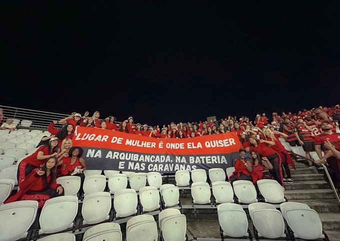 A torcida feminina da Raça Rubro-Negra, do Flamengo, levou uma caixa para a Neo Química Arena com o dizer: 

“Lugar de mulher é onde ela quiser: nas arquibancadas, na bateria e nas caravanas”

Na organizada do Corinthians, Gaviões da Fiel, as mulheres são proibidas de tocar em