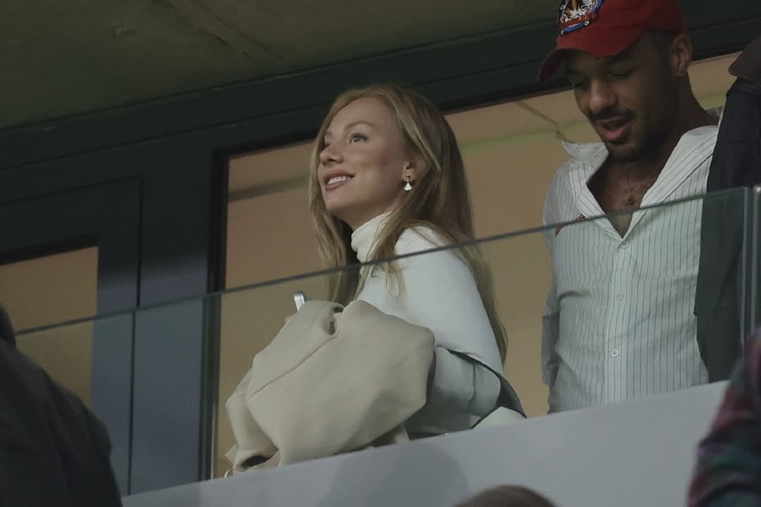 Ester Expósito com Sergio Momo no estádio Santiago Bernabéu, hoje.