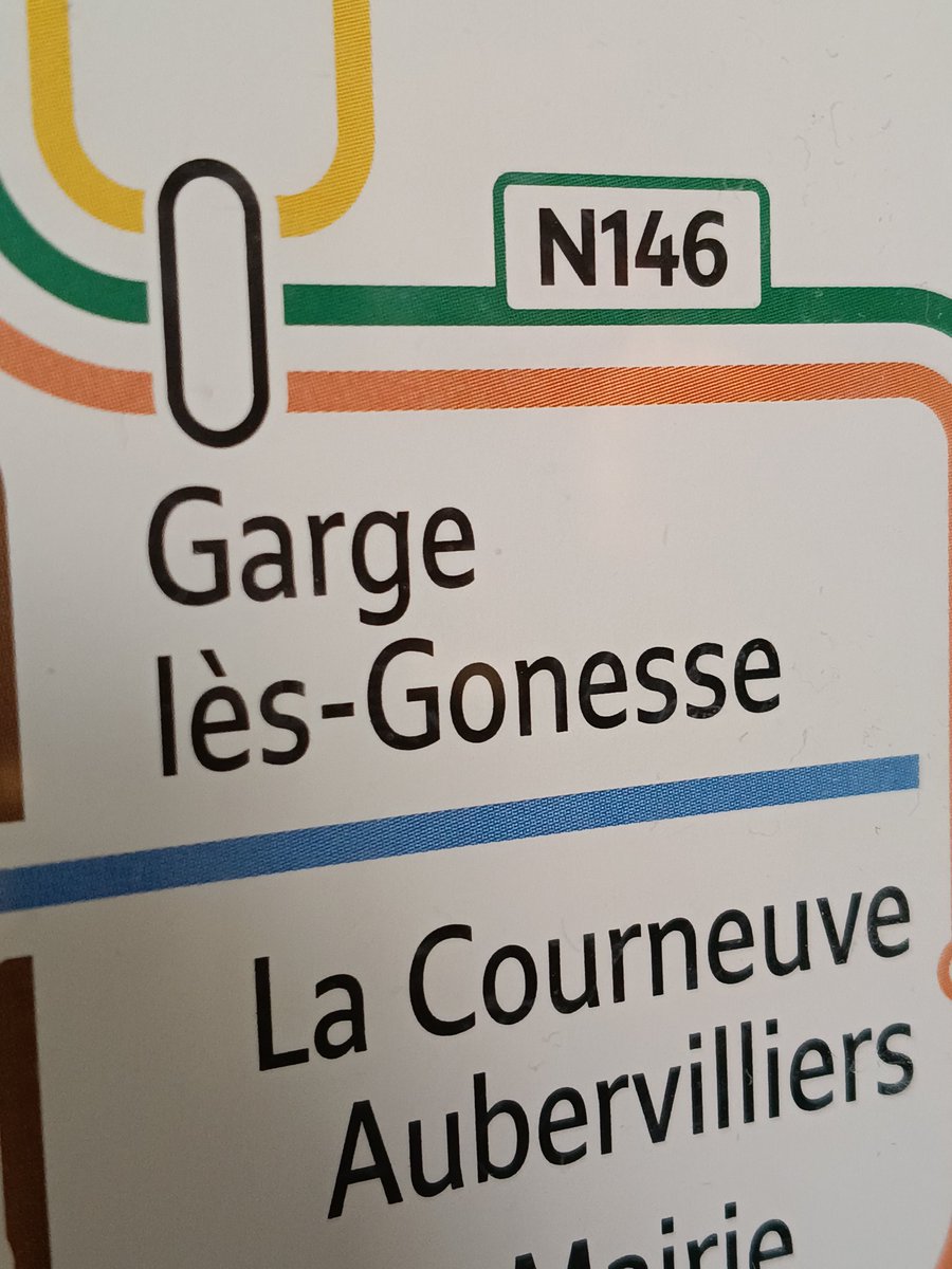 Y a quand-même des gens qui sont payés pour faire de jolis plans dans les gares... Mais sans être capable de se relire, c'est une catastrophe 😭 il y a une dizaine d'erreurs sur le plan, la plupart sont des fautes d'orthographes des noms des communes ! Ça craint 😬