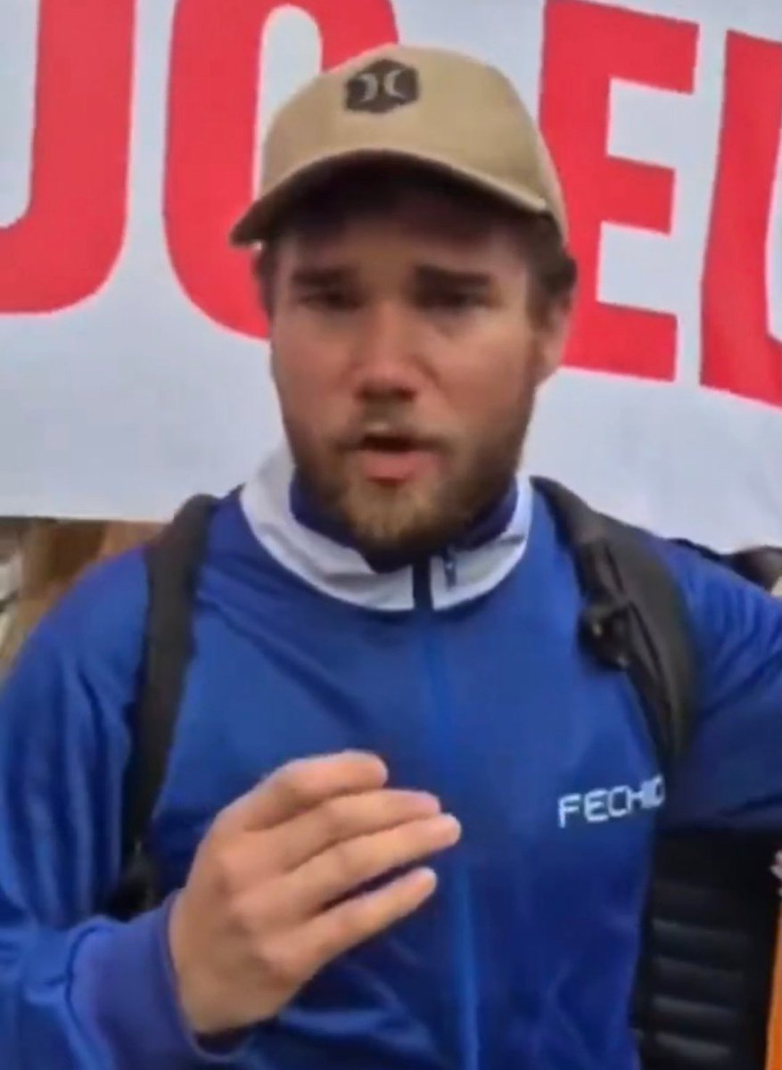 🇨🇱 |  VERGUENZA NACIONAL:
Este es Dauno Tontoro, el activista de ultraizquierda que convocó la Marcha Ambientalista por la Alameda y terminó todo en vandalismo desarado. Hay que perseguir a este delincuente y llevarlo ante la justicia. Levanta tu mano 🤚🏻 si estás de acuerdo.