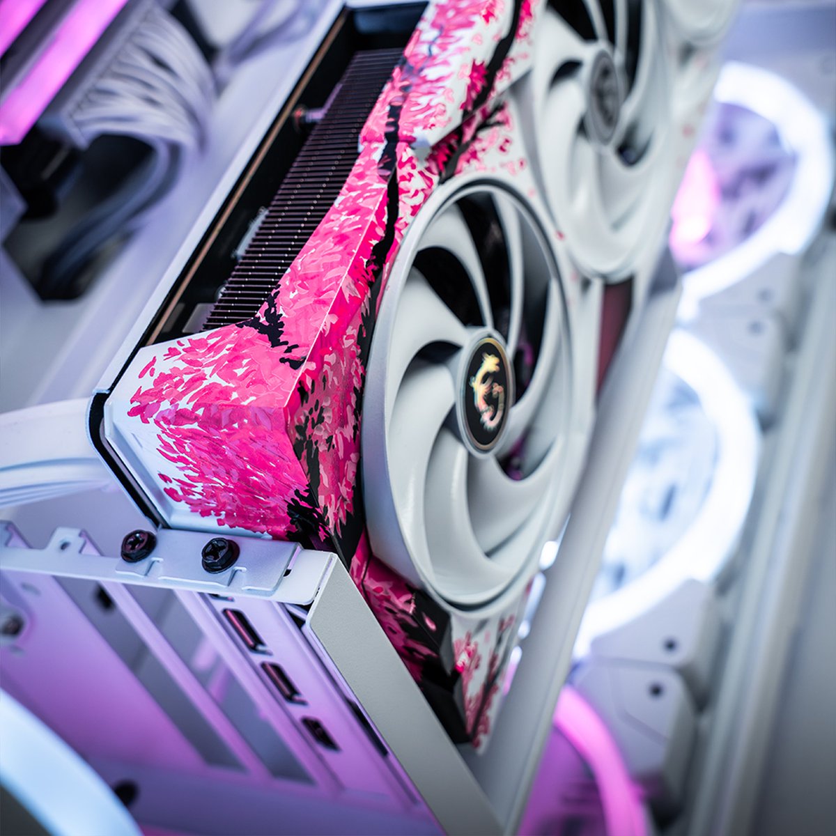 AustraliaMSI's tweet image. Look at this beauty 🌸
Who knew a powerful beast could have such a delicate side? ✨

A big thank you to the talented team:
Creator: @rgb_pitri
Artist: @st4wbry
Photographer: @dnns_photography

#GAMINGTrio #RTX5070Ti #graphicscard #gpu #MSI #gaming #pcgaming #pcbuild