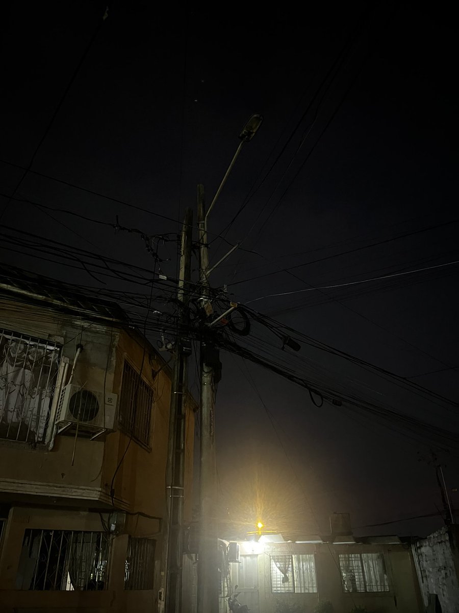 rossy2353's tweet photo. @CNEL_EP buenas noches, en la cdla Primavera 2 , sector 1A, 
Mz 16, solicitamos urgente la reparación de unas luminarias que están dañadas y por las noches es muy oscuro al transitar por el lugar, ya q de por sí el sector es muy peligroso https://t.co/dnmV3kMPJK