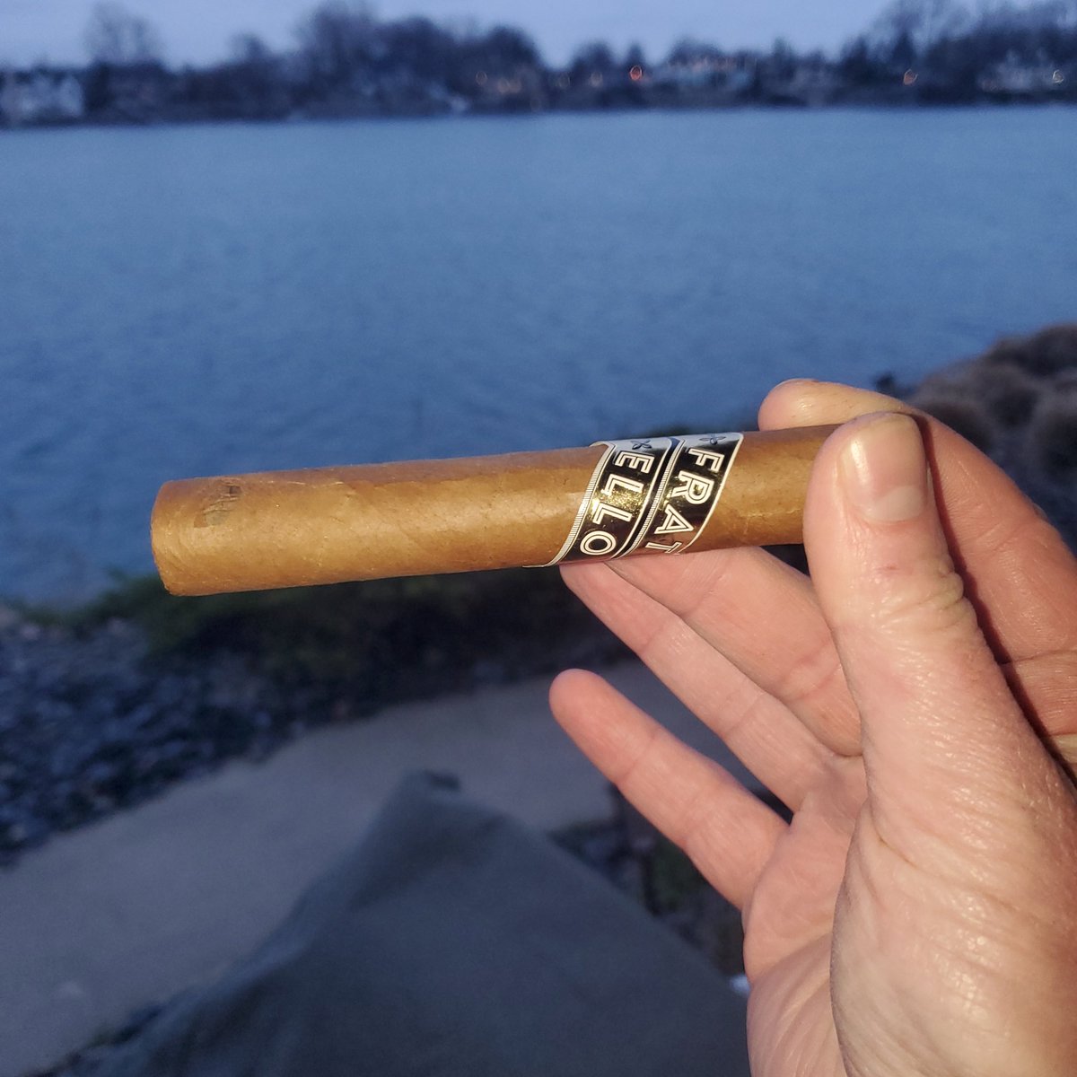 BTehanOSU's tweet photo. Fratello Oro Robusto on this windy night 🌙 @Fratellocigars @RealOmardeFrias #2COTD https://t.co/yxhBE5NUzT