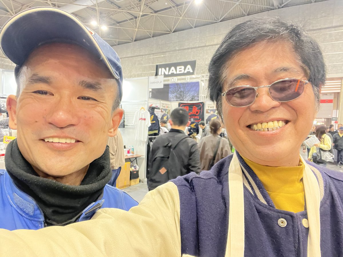 MACHMASUTA's tweet photo. 大阪モーターサイクルショー、26年ぶりに行きました、カズ中西さんにご挨拶して、記念写真、結構声かけられました、
なぜバレた、
ヘルメットを脇に備えて歩き回ってました、

お会いした方々、ありがとうございました、 https://t.co/r3u5tbgGSt