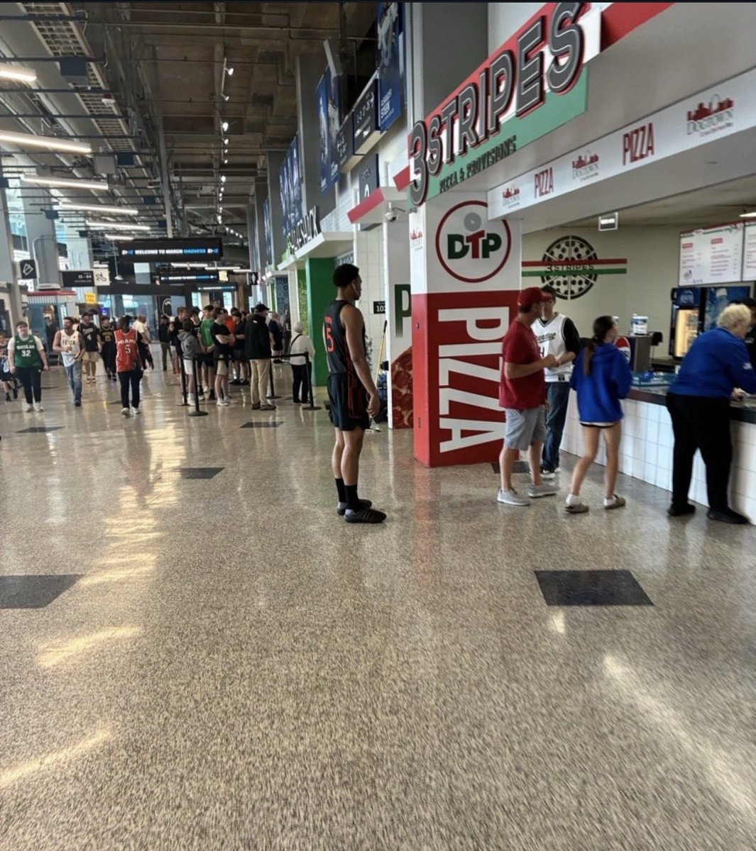 HashtagMets's tweet photo. Jermaine’s Athlete of the Week:

Miami Senior Malik’s Reneau seen here fueling up post game with post game chicken fingers. 💪🏼

#SomeGuysWantItMore https://t.co/KwJXzMRS0A