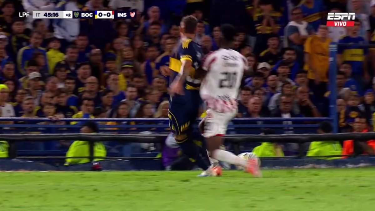 la12tuittera's tweet image. 45'+1' 🟨Jhon Córdoba amonestado por esta acción ante #Costa, pero Rey Hilfer interrumpió un centro de #Blanco que si terminaba en gol de #Bareiro iba a generar un escándalo en #LaBombonera.