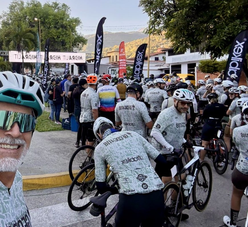 gabyarocha's tweet photo. Hoy fue la La 6ta edición del Gran Fondo Collado del Cóndor en Mérida. En 2025 logró récord Guinness como la carrera de ciclismo con el ascenso más largo del🌎 por su modalidad de 123 km. Había 3 distancias más:
80 km, 46 km y 26 km.
¡920 ciclistas en una ruta durísima! 🏔️ 🚴‍♂️👏🏼👏🏼 https://t.co/h9DFKvpMBr