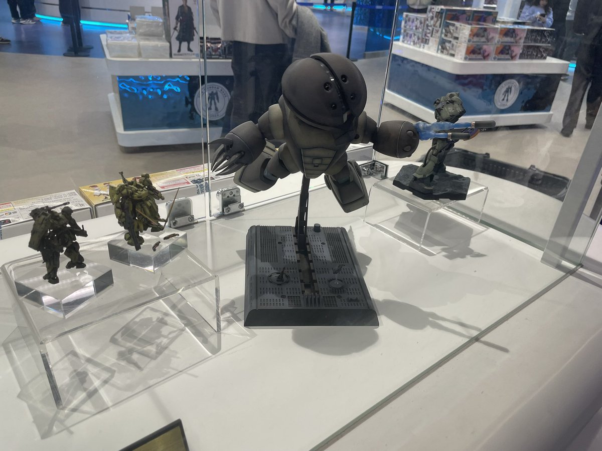 tir_rin's tweet photo. 昨日は、韓国のガンダムベースに行ってきました！
戦利品は一個だけ、MG Vガンダムkaでした。

在庫、種類ともに豊富で、とても盛況でしたね。

海外の子供たちが、ガンプラ抱えてるのを見て、ほっこりしました。

#ガンダムベース
#vガンダム https://t.co/L6ELCV4z9A
