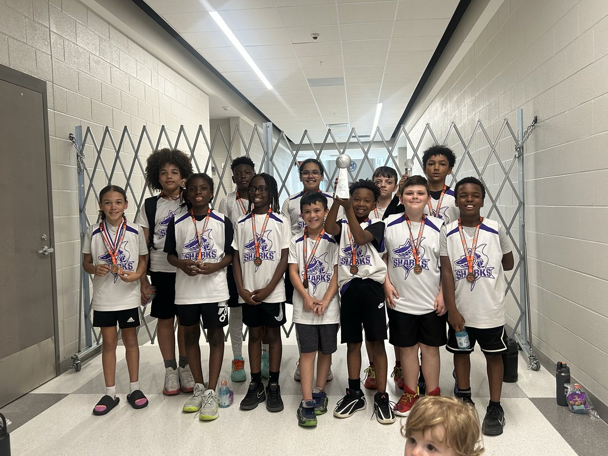 Skyla_Gilkey's tweet photo. Silver Bracket Champions for the FCPS Elementary School Basketball League🏀💜

So proud of my team and how much we’ve grown this season!
Also thankful to be selected for the All City Team while competing in a mostly boys league 💜 https://t.co/rqA52980fK