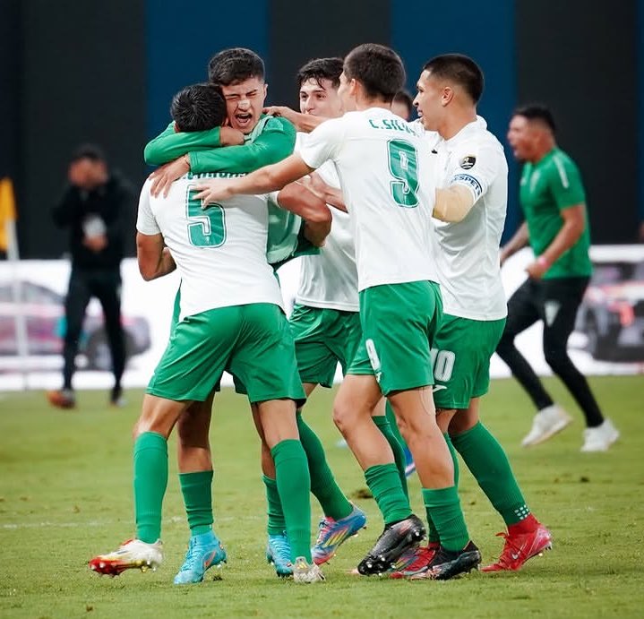 Ahora todos los periodistas que llevan años lavándonos el cerebro con juveniles de "biotipo" y "físico europeo" que no celebren la victoria del fútbol chileno.

Un fútbol que siempre fue de buenos para la pelota, de habilidosos y de astutos. Aunque nos lo quisieran hacer olvidar.