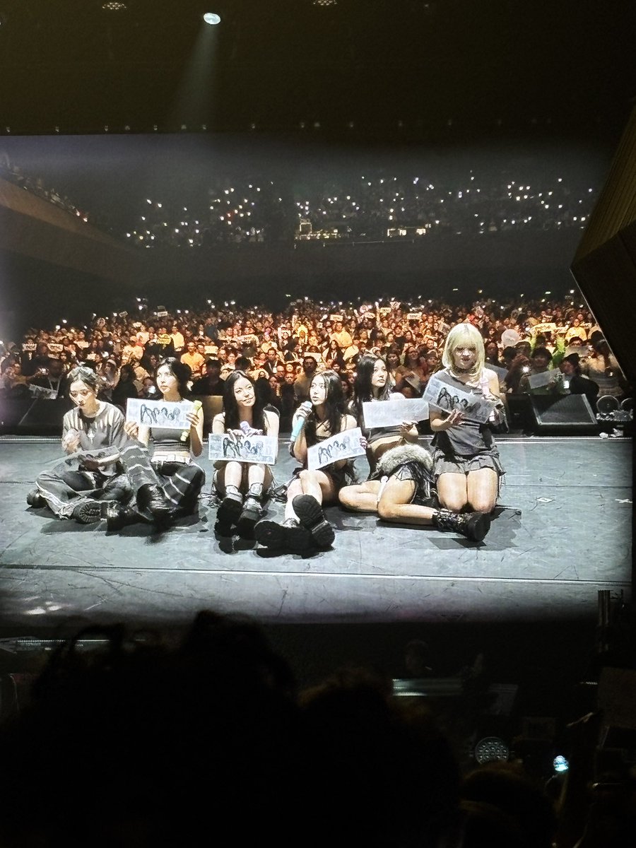 J’espère que tout le monde est bien rentrés après le concert !! 
Le concert était géniale et vous étiez tous vraiment super gentils j’ai adoré vous rencontrer 🫶🫶
J’espère qu’on se reverra tous au prochain concert des filles ❤️❤️❤️
Encore merci <a href="/NMIXX_official/">NMIXX</a> pour ce concert et