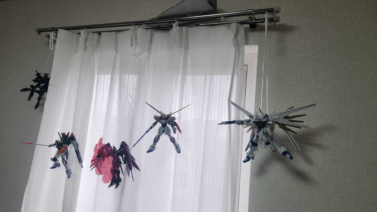 extra_ryo's tweet photo. プラモ飾るとき
紐使って空中に浮かべてたけど

部屋の契約書読み返したら
画鋲くらいなら使っていいよ
って書いてあったから

壁面収納試してみた

結構いいな https://t.co/7dh67OEfTN