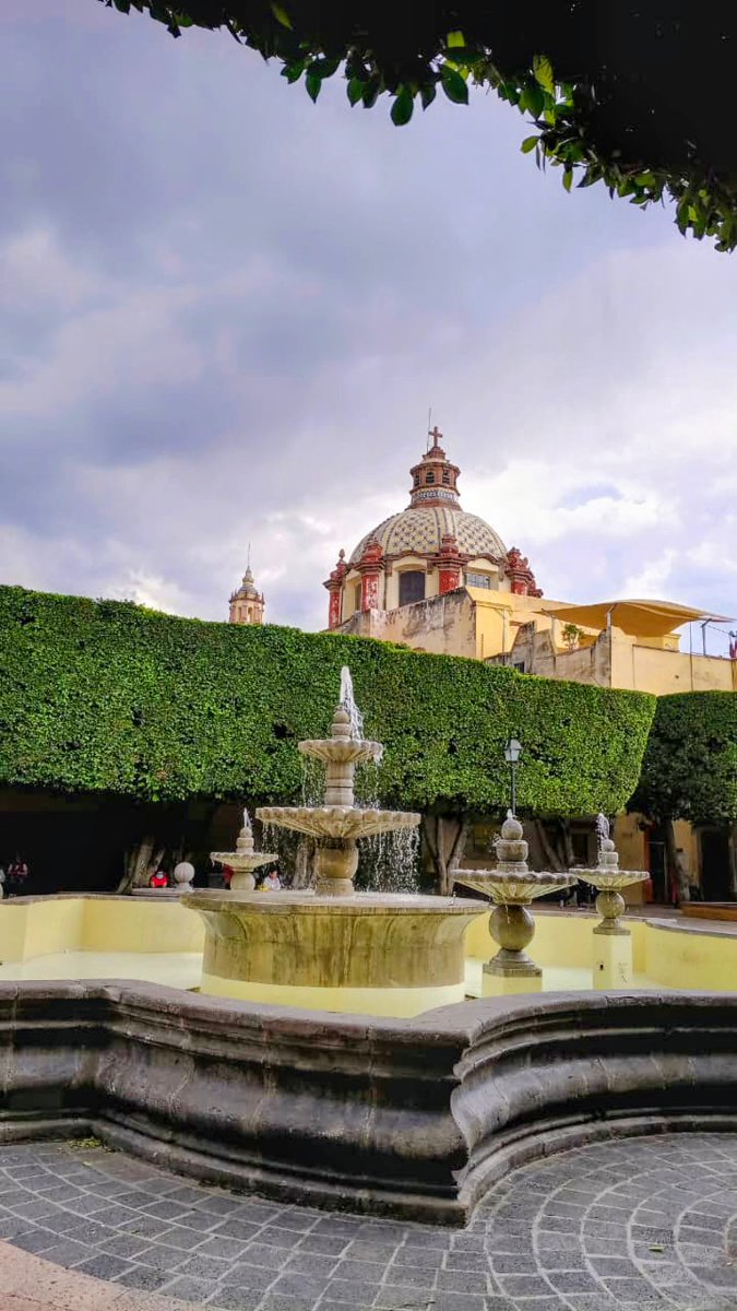 Bulvin's tweet photo. Rincones que transmiten calma, historia y esencia 🇲🇽✨

Querétaro se descubre en sus plazas llenas de vida y en la arquitectura de sus iglesias, donde cada detalle cuenta una historia y cada foto captura un momento que vale la pena recordar. 

#Bulvin #CaptandoMomentos #Querétaro https://t.co/7goGSUIrQM