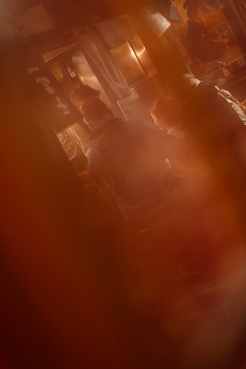 dkcamera2027's tweet image. 思い出横丁スナップ

暖簾を撮っていたら、
ピントがガラスに。

気づけば、
店内の楽しそうな時間が
反射で写り込んでいた。

こういう偶然、面白い。

Camera: Sony α7III
Lens: SIRUI 85mm F1.4 FE

#思い出横丁
#スナップ写真
#85mm