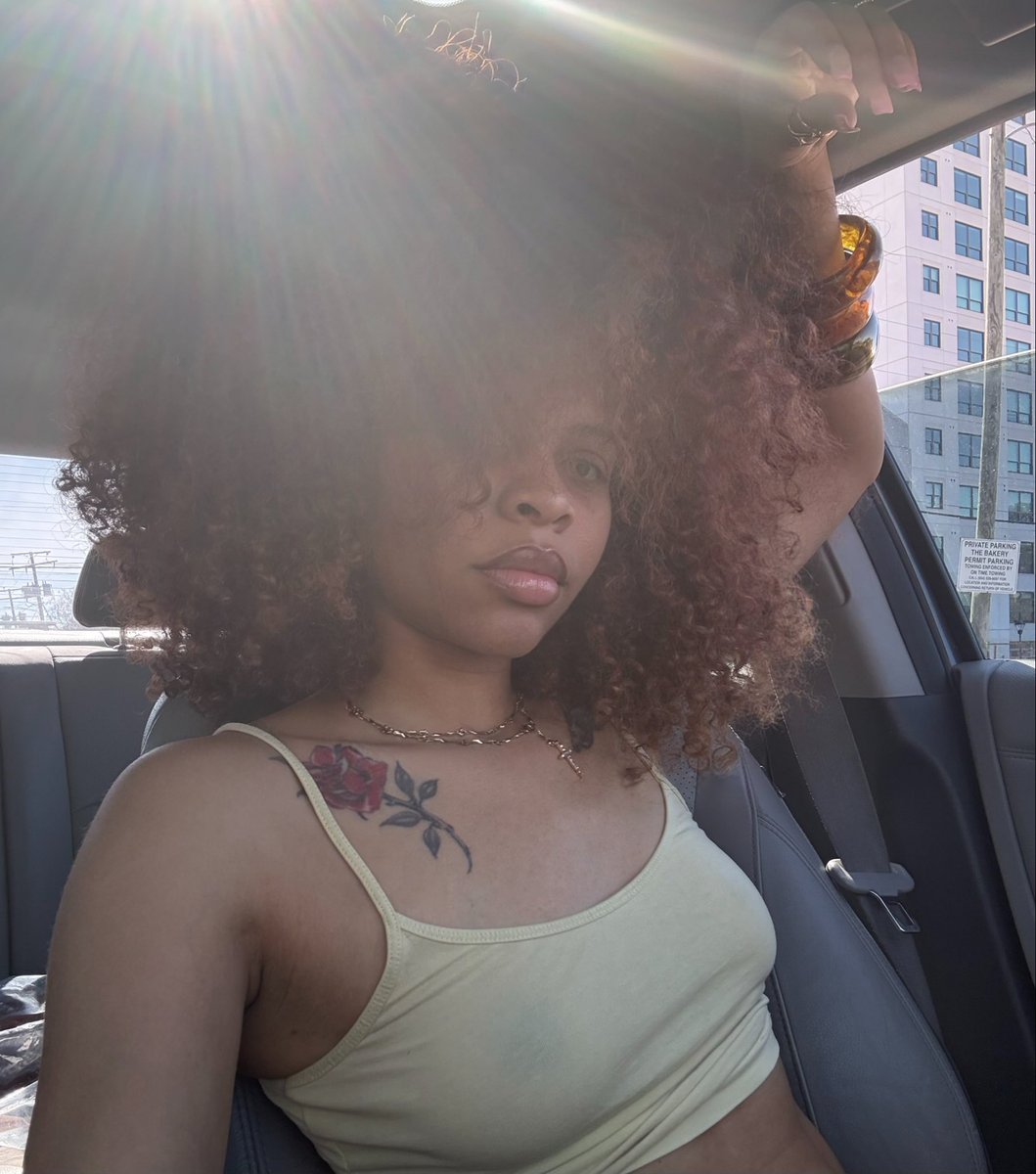Rihanna’s Forehead ☆ tweet media