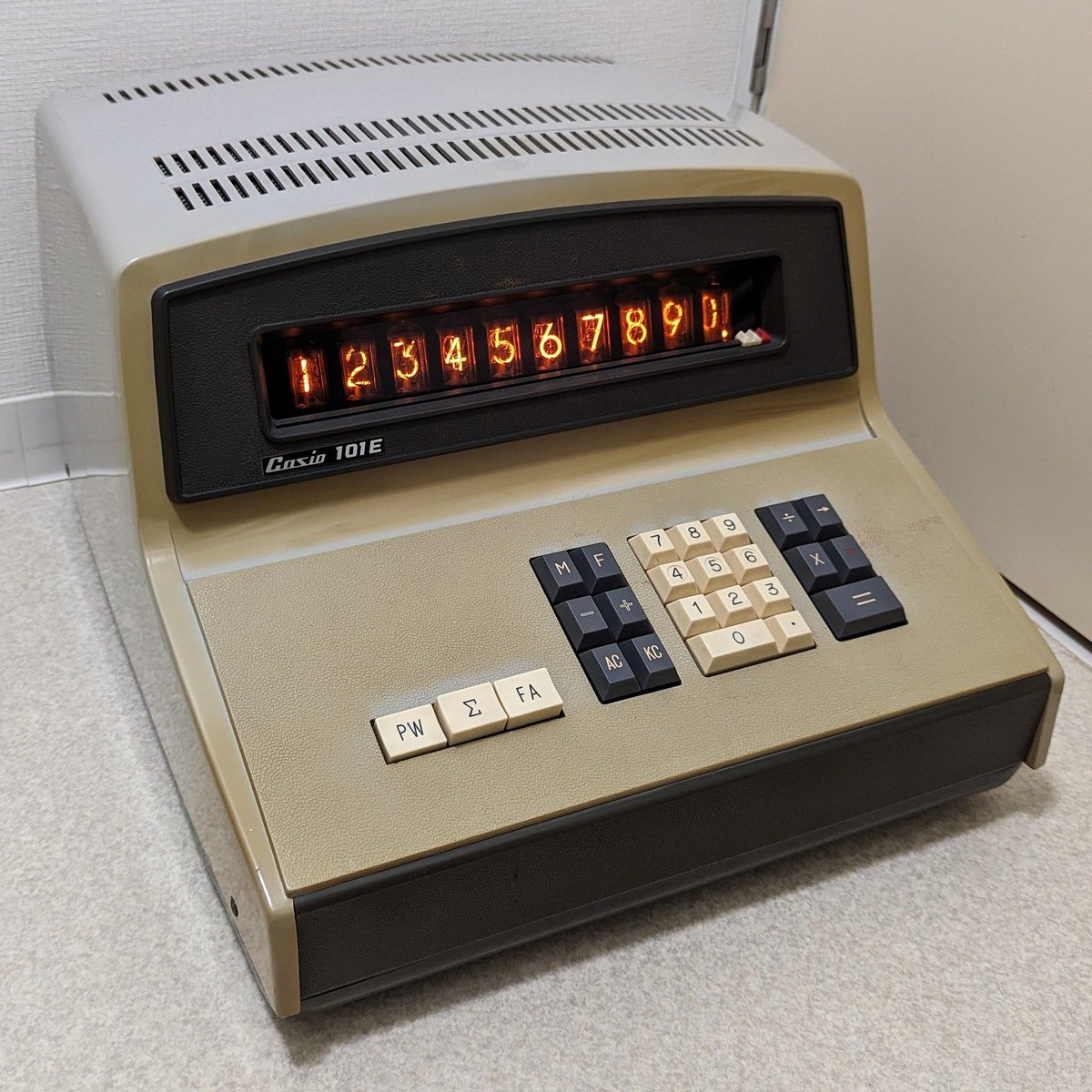 alphafox's tweet image. A Nixie tube Casio 101E calculator from 1967.

Nixie tubes were vacuum tubes that could display digits, before other screen technologies were available.

I love the amber glow, so soothing.