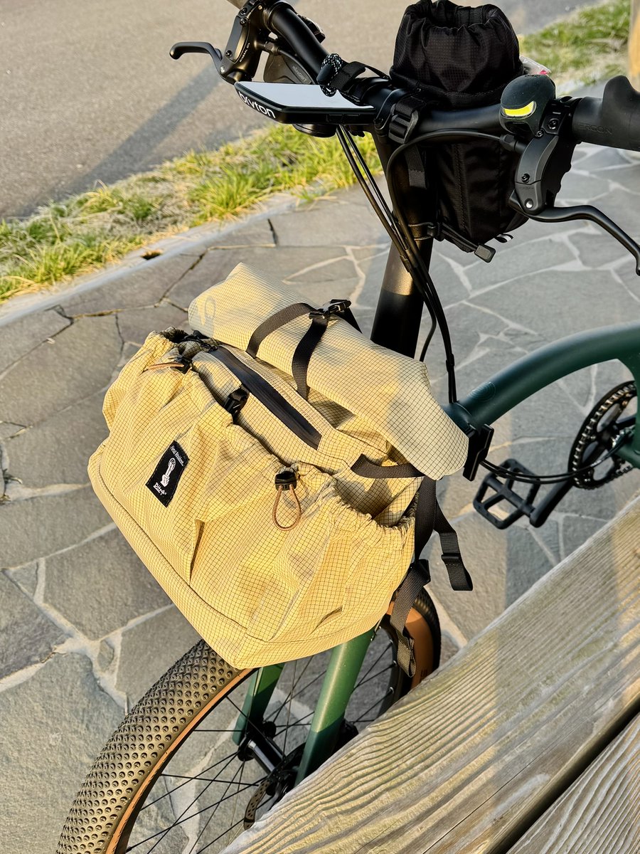 bikepac's tweet photo. 【今朝ポタ】
先日とは打って変わって暖かい朝。
ジレは直ぐ脱いだ。
シューズもグローブもオーバースペック。
季節はマッタリと進行中。

なんとなく装着したPitzworksのCOMMUTER BAG
う～ん、やはりS6Lに付けた方が似合うかな？

＃BROMPTON https://t.co/QeT71Oub9s