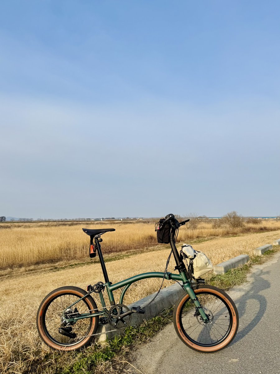 bikepac's tweet photo. 【今朝ポタ】
先日とは打って変わって暖かい朝。
ジレは直ぐ脱いだ。
シューズもグローブもオーバースペック。
季節はマッタリと進行中。

なんとなく装着したPitzworksのCOMMUTER BAG
う～ん、やはりS6Lに付けた方が似合うかな？

＃BROMPTON https://t.co/QeT71Oub9s
