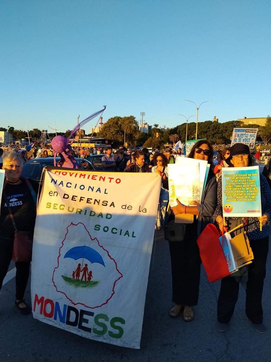 MondessUy's tweet photo. MONDESS Apoyando manifestación en el Dia Mundial del Agua. https://t.co/QqPa60SMc9