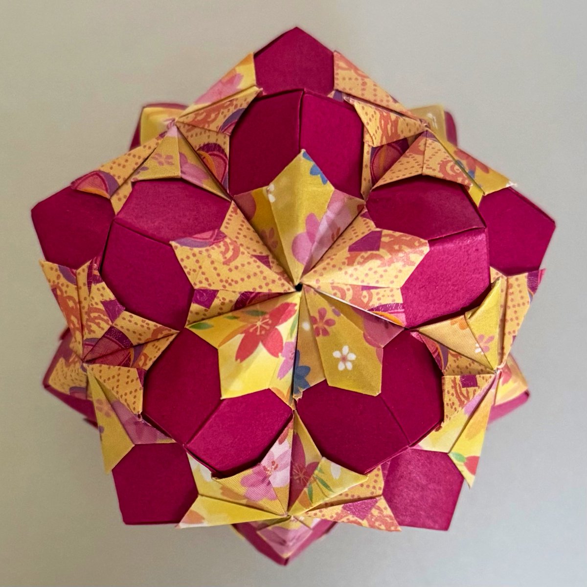 fuy199's tweet image. 菊 by 布施知子さん

桜の季節ですが、
このくす玉の名前は菊です🏵️
piece workが楽しくて
季節に関係なく作りたくなります🥰

#ユニットくす玉
#布施知子 #beautifuldesign
#毎日折り紙
#2026spring🌸