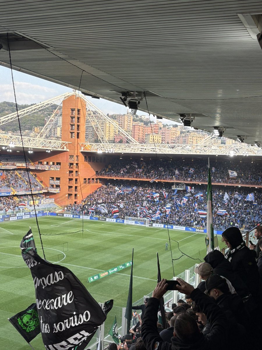 VicAv92's tweet photo. Avellino olè #genova #marassi #usavellino https://t.co/aR9pIgK0Yx
