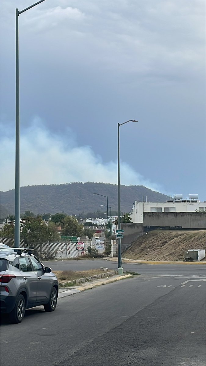 checolote1's tweet photo. @Trafico_ZMG lo más  seguro es que ya reportaron, desde luna bosque se alcanza a ver el cerro de bugambilias https://t.co/ul6t9RQVX3